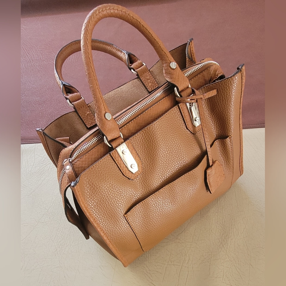 Jennifer Lopez Fall tote bag.